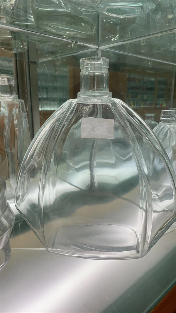 山東玻璃酒瓶批發(fā)廠(chǎng)家